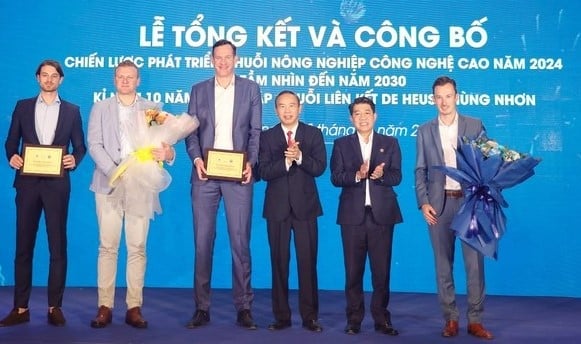 Gabor Fluit (left, third), CEO of De Heus in Asia and Vietnam; Phung Duc Tien (left, fourth), Deputy Minister of Agriculture and Rural Development, and Vu Manh Hung (right, second), chairman of Hung Nhon Group at a ceremony in Binh Phuoc province, southern Vietnam, January 19, 2024. Photo courtesy of Binh Phuoc newspaper.