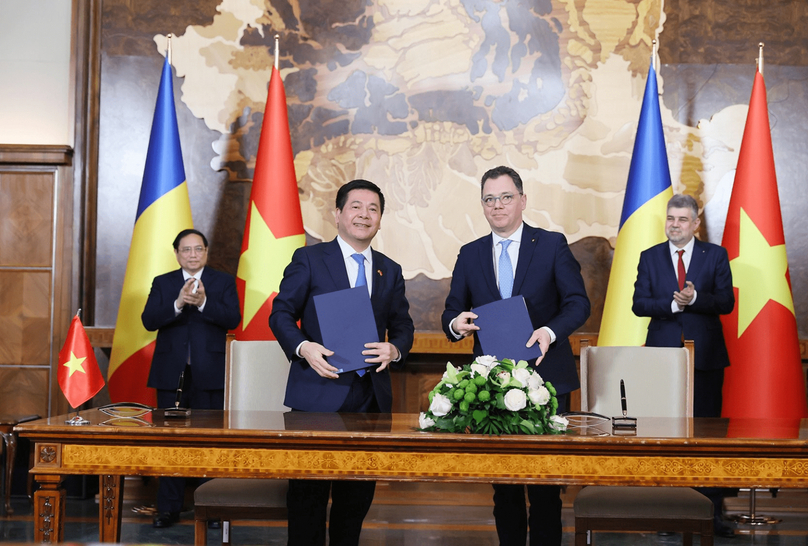 Vietnamese Minister of Industry and Trade Nguyen Hong Dien (left, front) and Romanian Minister of Economy, Entrepreneurship and Tourism Stefan-Radu Oprea (right, front) sign a memorandum of understanding in Bucharest, January 22, 2024. Photo courtesy of the Ministry of Industry and Trade.