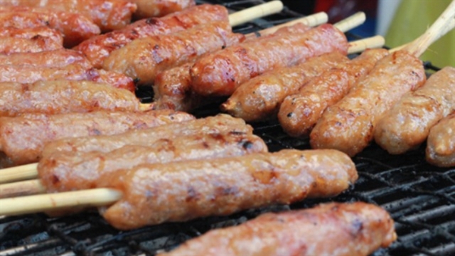 Grilled fermented pork is a specialty popular among visitors and guests alike in Ninh Hoa town, Khanh Hoa province, south-central Vietnam. Photo courtesy of kyluc.vn