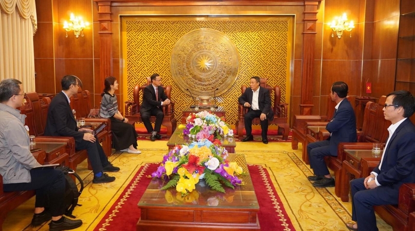Quang Tri Vice Chairman Ha Sy Dong (center, right), meets with a joint delegation of subsidiaries of Vietnamese and Chinese public utilities in the central Vietnam province, January 23, 2024. Photo courtesy of Quang Tri news portal.