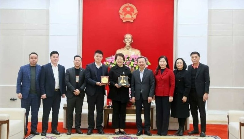 Quang Ninh Chairman Cao Tuong Huy (fourth, right) meets with representatives of two Chinese carriers in the northern province, January 24, 2024. Photo courtesy of Quang Ninh newspaper.