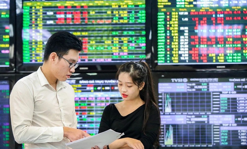 A securities broker with an investor. Photo by The Investor/Trong Hieu.