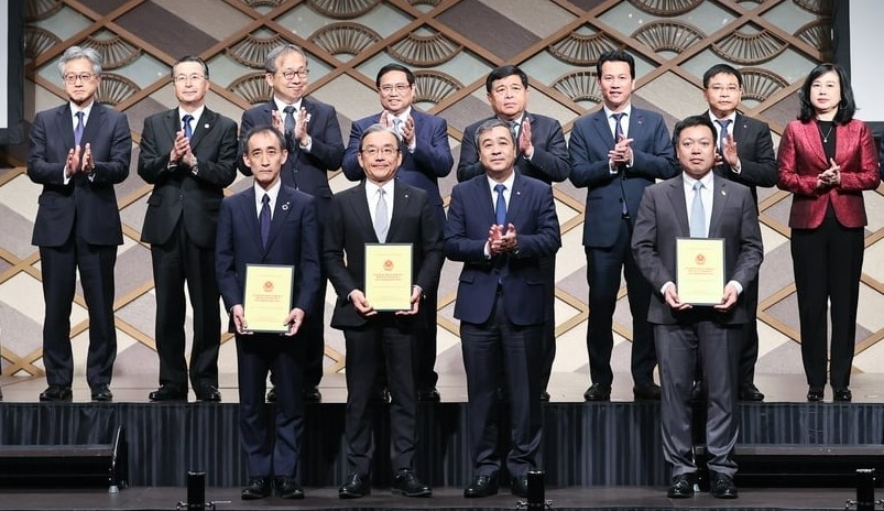 Thai Binh province Party chief Ngo Dong Hai (second right, front row) grants investment certificates to three investors of the LNG Thai BInh power plant in Tokyo, December 16, 2024. The granting ceremony takes place during Vietnamese Prime Minister Pham Minh Chinh (fourth left, second row) visit to Japan. Photo courtesy of the government's news portal.