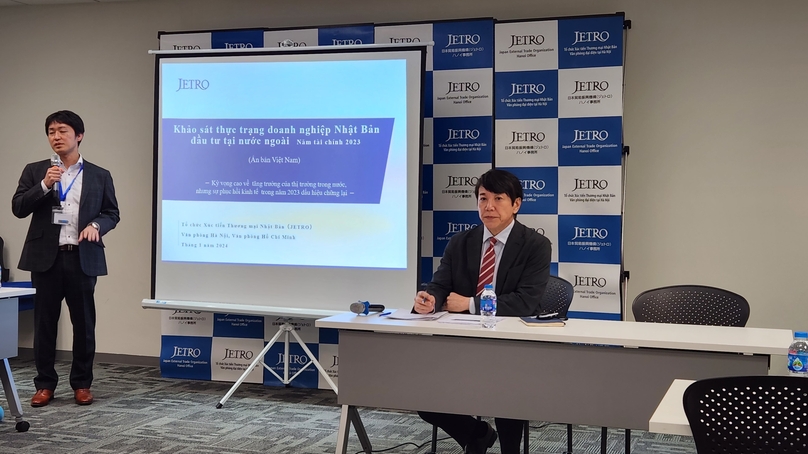 Nakajima Takeo (right), chief representative of JETRO Hanoi, chairs the release of the organization’s latest report on issues facing Japanese firms overseas, Hanoi, January 26, 2024. Photo by The Investor/Tri Duc