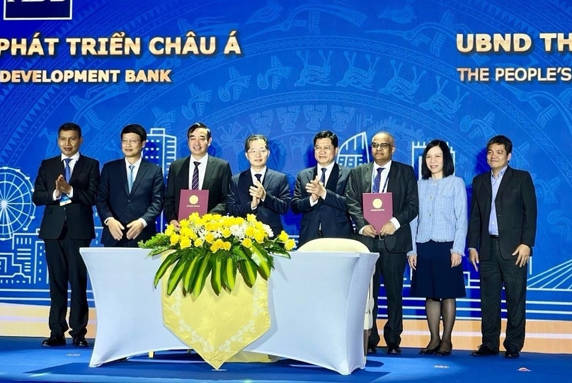 Chairman of the People’s Committee of Danang city Le Trung Chinh and ADB country director for Vietnam Shantanu Chakraborty sign the MoU on the sidelines of the Meet Danang 2024 event, January 26, 2024. Photo courtesy of Danang's Foreign Affairs Department. 