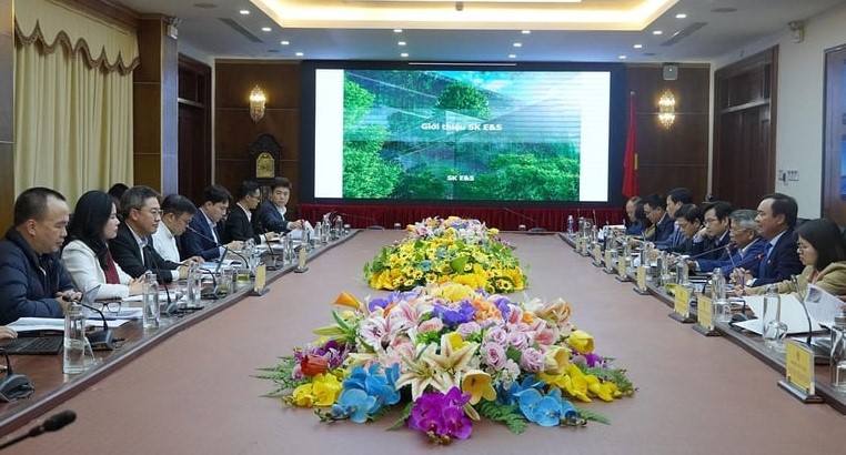 A delegation of SK E&S and T&T (left) and Quang Tri People's Committee leaders at a meeting in Quang Tri province, central Vietnam, January 24, 2024. Photo courtesy of Quang Tri news portal.