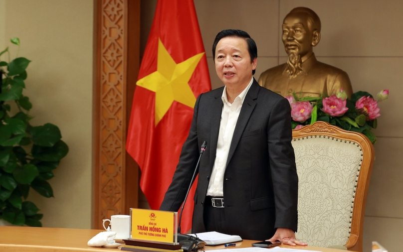 Deputy Prime Minister Tran Hong Ha chairs a meeting to discuss ways to accelerate offshore wind power development and LNG-to-power projects in Hanoi, January 25, 2024. Photo courtesy of the government's news portal.