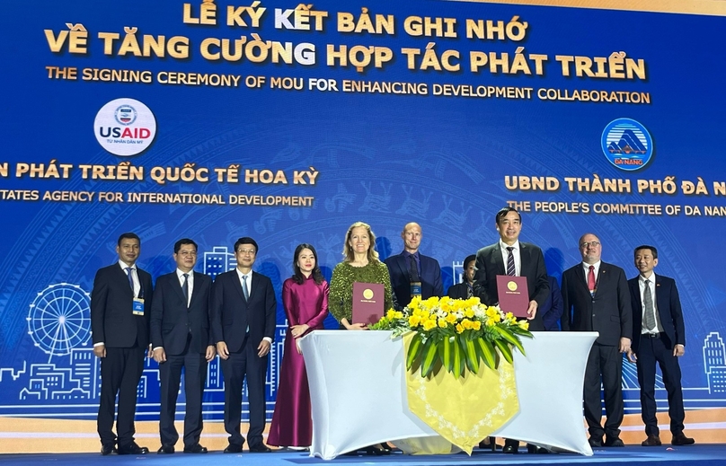 Chairman of the People’s Committee of Danang city Le Trung Chinh and USAID Mission director for Vietnam Aler Grubbs sign the MoU on the sidelines of the Meet Danang 2024 event, January 26, 2024. Photo courtesy of USAID.