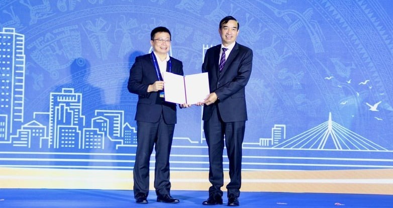 Chủ tịch Đà Nẵng Lê Trung Chính (phải) trao giấy chứng nhận đầu tư cho MM Mega Market Việt Nam tại thành phố Đà Nẵng, miền Trung, ngày 26/01/2024. Ảnh do Cổng thông tin báo chí Đà Nẵng cung cấp.