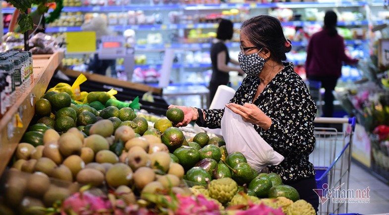 A woman shops at a supermarket in Vietnam. Photo courtesy of VietNamNet.