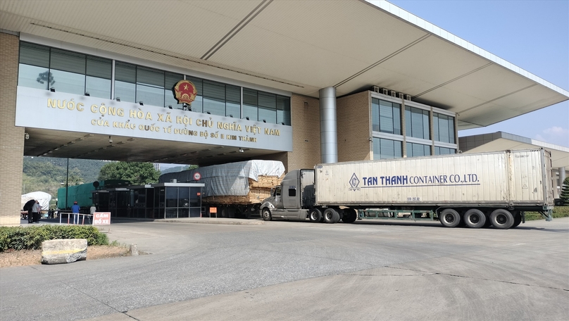 Trucks pass through the Kim Thanh II border gate in Lao Cai province to China. Photo courtesy of Lao Dong (Labor) newspaper.