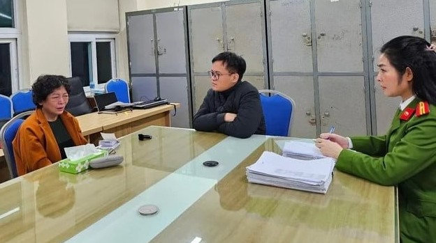 Pham Thi Hoa, former chairwoman of Sen Tai Thu Joint Stock Company, at a Hanoi police office. Photo courtesy of Vietnam Television.