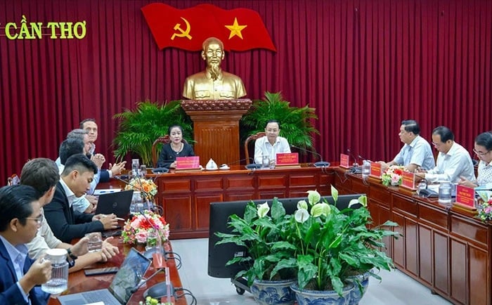 Secretary of the Can Tho Party Committee Nguyen Van Hieu (center, right) hosts a meeting with representatives of MSC and Thanh Binh Phu My Joint Stock Company, Can Tho city, January 24, 2024. Photo courtesy of Can Tho newspaper.