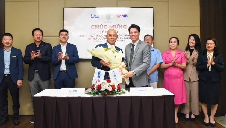 Executives of Phu Dong Group and MBBank sign an agreement in Ho Chi Minh City on January 30, 2024. Photo courtesy of Phu Dong Group.