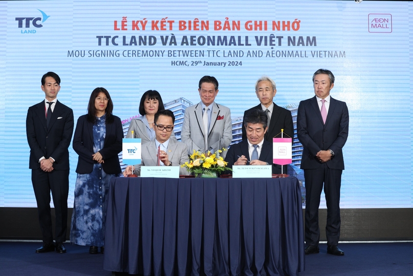 TTC Land CEO Vo Quoc Khanh (left, front) and Aeon Mall Vietnam CEO Tetsuyuki Nakagawa (right, front) sign a MoU in Ho Chi Minh City on January 29, 2024. Photo courtesy of TTC Land. 