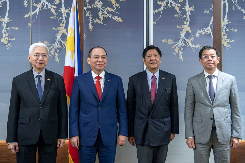 Phạm Nhật Vượng (trái, thứ hai), Giám đốc điều hành VinFast và Tổng thống Philippines Ferdinand Marcos (phải, thứ hai) tại cuộc gặp ở Hà Nội ngày 29/1/2024. Ảnh do VinFast cung cấp.