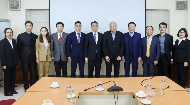 Prof. Nguyen Mai (fifth right), chairman of VAFIE, and Nguyen Anh Tuan (fourth right), vice chairman of VAFIE and editor-in-chief of The Investor, meet with a Yunnan delegation in Hanoi, December 20, 2023. Photo by The Investor/Trong Hieu.