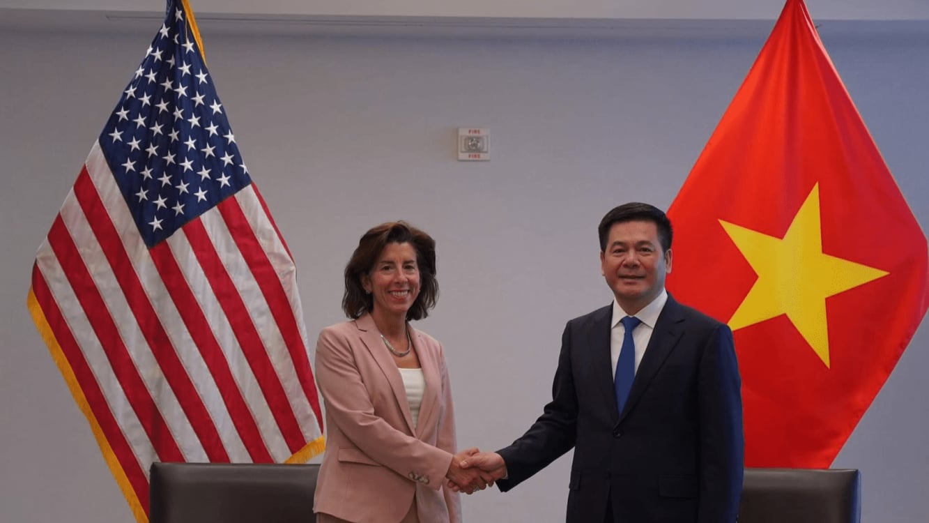 U.S. Secretary of Commerce Gina Raimondo (left) and Vietnamese Minister of Industry and Trade Nguyen Hong Dien at a meeting in New York, the U.S., September 19, 2023. Photo courtesy of Vietnam News Agency.