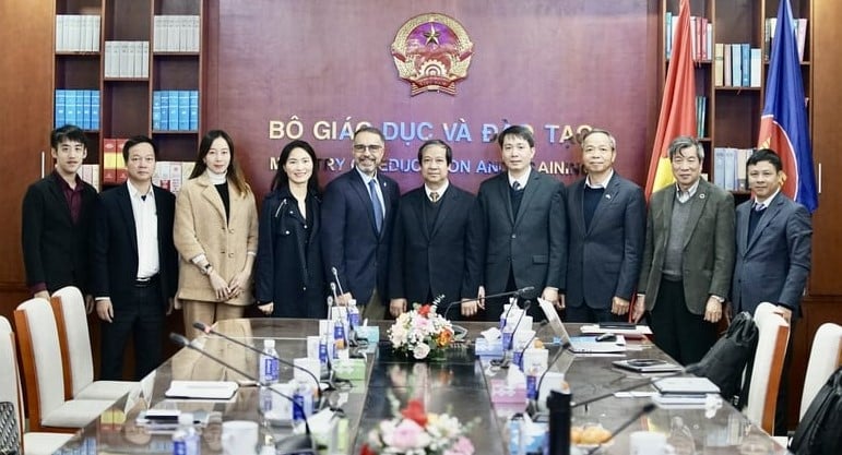 Brian Gonzalez (left, fifth), executive director at Intel Corporation, and Minister of Education and Training Nguyen Kim Son (right, fifth) at a meeting in Hanoi on January 30, 2024. Photo courtesy of the Ministry of Education and Training.