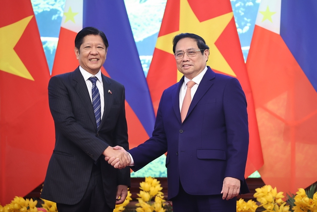 Vietnam’s Prime Minister Pham Minh Chinh (right) and Philippine President Ferdinand Romualdez Marcos Jr. co-chair a meeting with business representatives from the two nations as part of Marcos’s state visit to Vietnam on January 30, 2023 in Hanoi. Photo courtesy of the government's news portal.