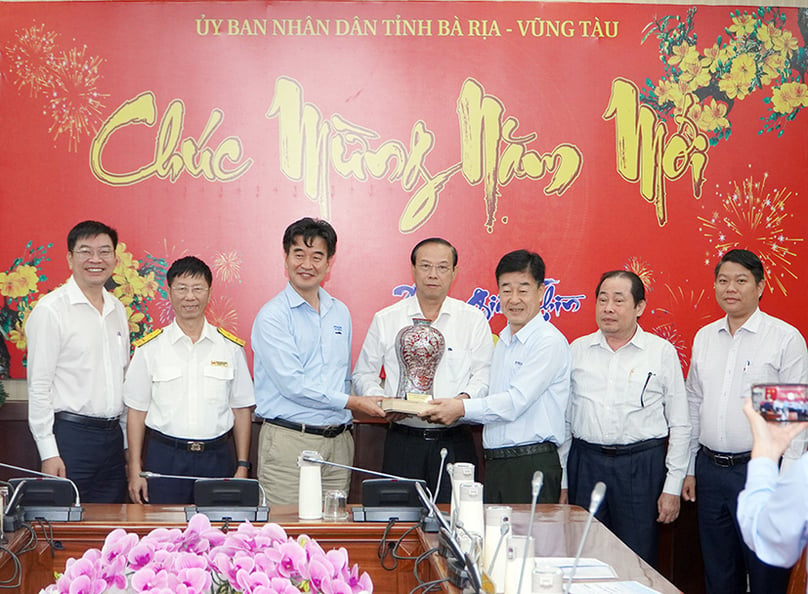 Ba Ria-Vung Tau Chairman Nguyen Van Tho (center) meets with a Hyosung delegation in Ba Ria-Vung Tau province, southern Vietnam, January 31, 2024. Photo courtesy of Ba Ria-Vung Tau newspaper.