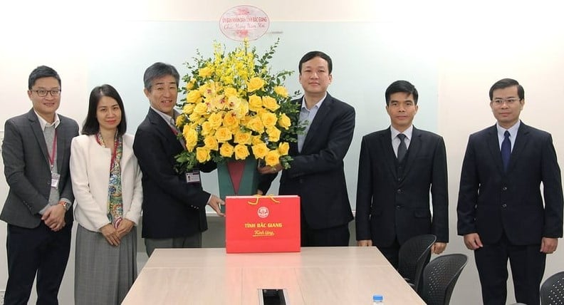 Giám đốc điều hành Aeon Mall Việt Nam Nakagawa Tetsuyuki (thứ ba, trái) và Phó Chủ tịch Bắc Giang Lê Ô Pich (thứ ba, phải) tại cuộc gặp ở Hà Nội, ngày 30/1/2024. Ảnh do báo Bắc Giang cung cấp.