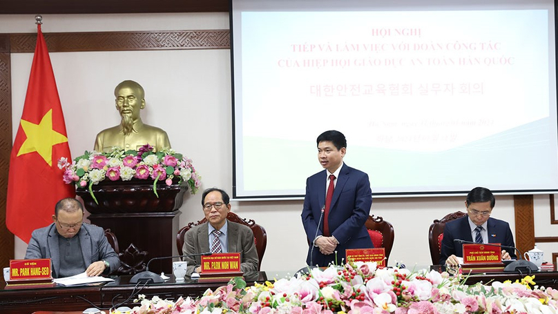 From left to right: Former Vietnam football coach Park Hang-seo, former South Korean ambassador to Vietnam Park Noh Wan, Ha Nam Chairman Truong Quoc Huy, and Ha Nam Vice Chairman Tran Xuan Duong at a meeting in Ha Nam province, northern Vietnam, January 31, 2024. Photo courtesy of Ha Nam newspaper.