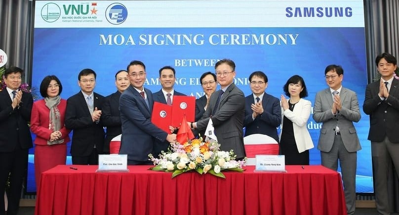 Samsung Electronics vice president Chang-Yong Kim (front, right) and Chu Duc Trinh, rector of the University of Engineering and Technology (front, left) at a signing ceremony in Hanoi, January 31, 2024. Photo courtesy of Vietnam National University Hanoi.