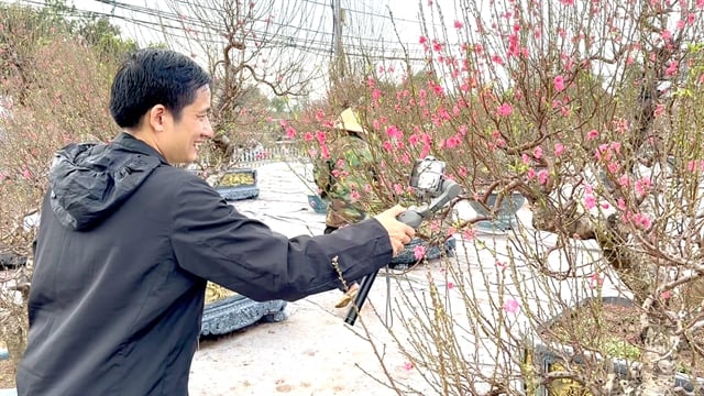 A YouTuber films the garden for his channel. Photo courtesy of Vietnam News