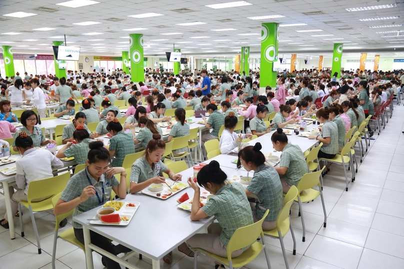 Workers have lunch at a Samsung factory in VIetnam. Photo courtesy of Samsung Vietnam. 