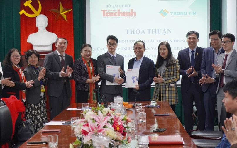 Representatives of Trong Tin Accounting and Tax Consulting Co., Ltd. and Vietnam Financial Times sign a cooperation agreement in Ho Chi Minh City, February 2, 2024. Photo courtesy of Vietnam Financial Times.
