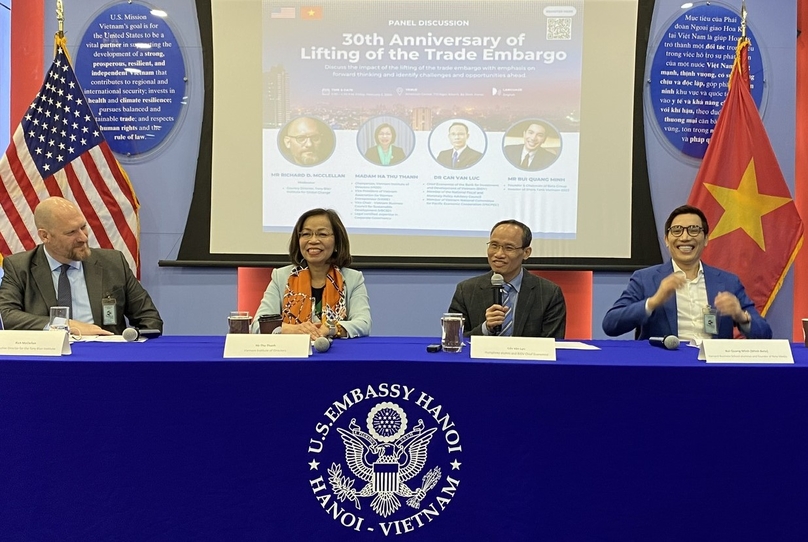 Can Van Luc (second right), chief economist of Hanoi-based bank BIDV, speaks at the 30th anniversary of the lifting of the trade embargo held by the U.S. Embassy in Hanoi, February 2, 2024. Photo by The Investor/Minh Tuan.