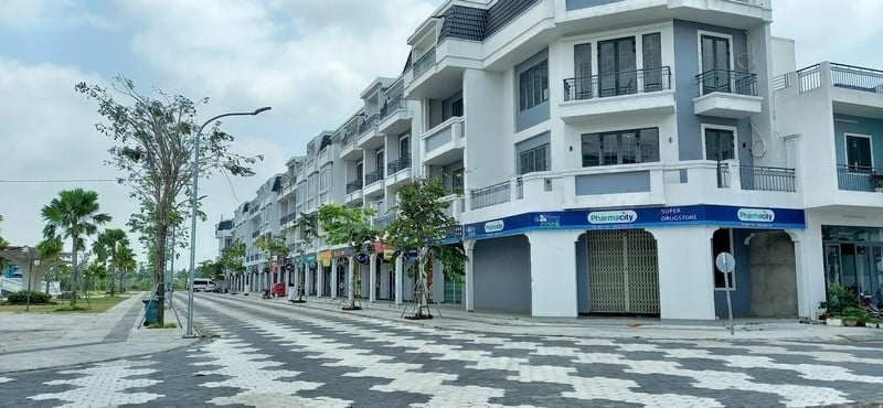The deserted commercial area of Cat Tuong Western Pearl 1 project at the center of Vi Thanh town, Hau Giang province, southern Vietnam, January 2024. Photo by The Investor/An Hoa.