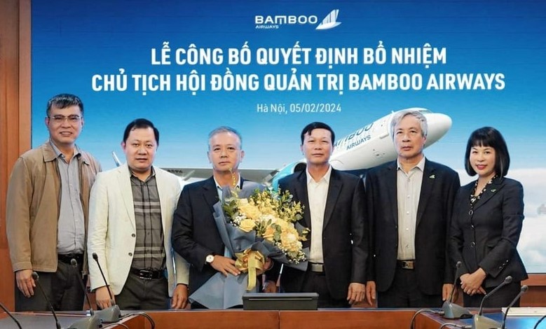 Phan Dinh Tue (third, left), new chairman of Bamboo Airways. Photo courtesy of Bamboo Airways.