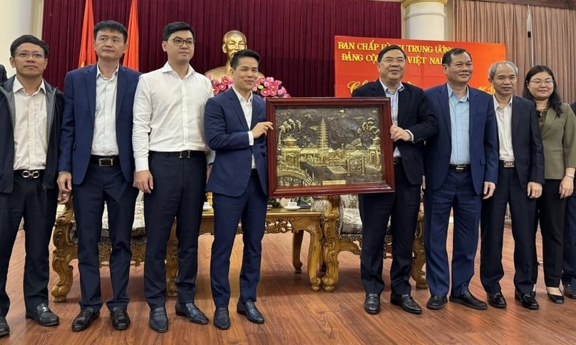 Leaders of Nam Dinh present a picture of the province's cultural icon to executives of PV Gas in Nam Dinh, February 5, 2024. Photo courtesy of PV Gas.