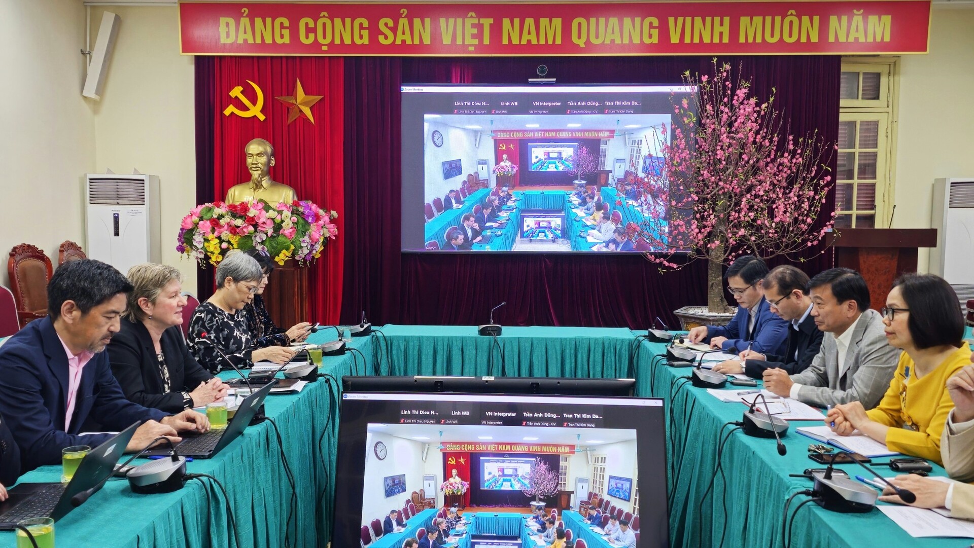 A delegation of the World Bank (left) and the Ministry of Transport at a meeting in Hanoi on February 5, 2024. Photo courtesy of the Ministry of Transport.