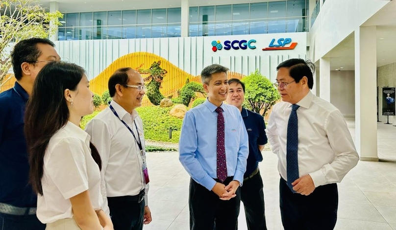 Pham Viet Thanh (right), Secretary of Ba Ria-Vung Tau Party Committee, is received by Long Son Petrochemicals Complex CEO Kulachet Dharachandra (fourth left) at the facility, February 5, 2024. Photo courtesy of Ba Ria-Vung Tau newspaper.