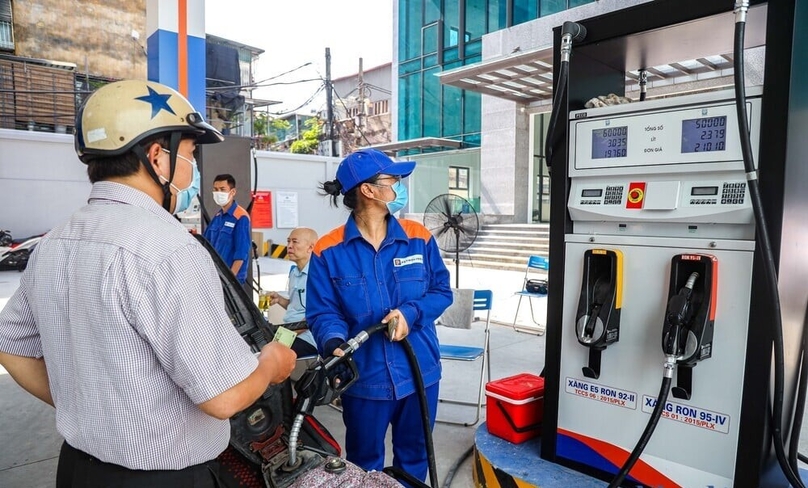 A gas station attendant serves a customer. Photo by The Investor/Trong Hieu.