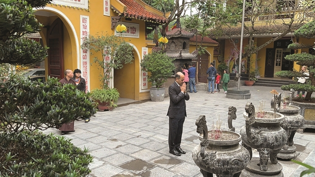 Indian Ambassador Sandeep Arya visits Quan Su Pagoda in central Hanoi. Photo by VNS/Le Huong.