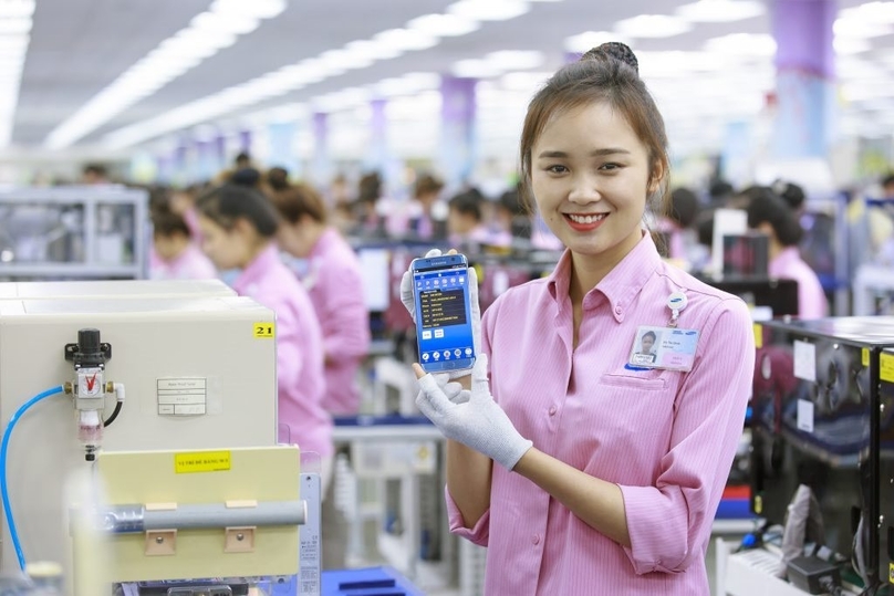 Một công nhân tại nhà máy Samsung ở Việt Nam.  Hình ảnh lịch sự của công ty.