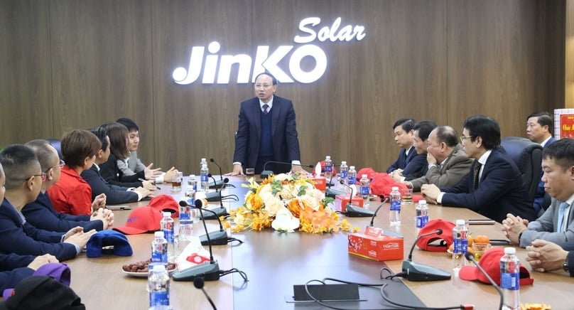 Nguyen Xuan Ky (standing), Secretary of Quang Ninh province's Party Committee, speaks during a Tet visit to the Jinko Solar Vietnam factory in the northern Vietnam province, February 10, 2024. Photo courtesy of Quang Ninh's news portal.