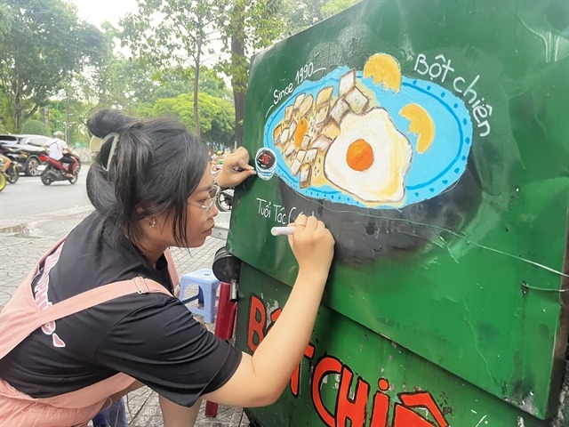 Nguyen Thanh Phuong decorates a street food cart selling fried rice cake for Nguyen Thi Lien Hoa, 72, on Dien Bien Phu street, District 1, HCMC. Photo courtesy of Phuong.