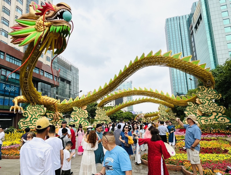 Visitors to Nguyen Hue street, District 1, Ho Chi Minh City, which is transformed into a flower street to welcome the Lunar New Year. Photo courtesy of the government's news portal.