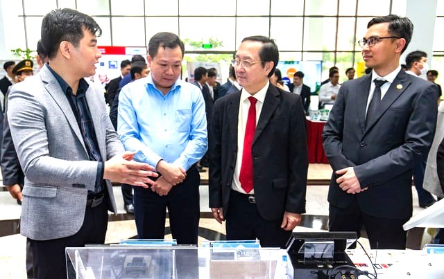 Minister of Science and Technology Huynh Thanh Dat (second from right). Photo courtesy of the government's portal news.