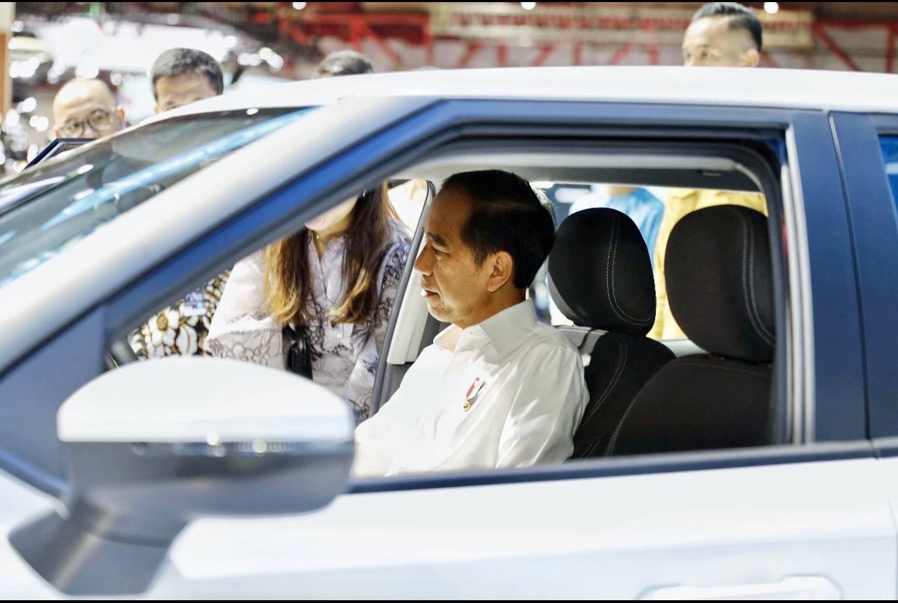 Indonesian President Joko Widodo in a VinFast vehicle the Indonesia International Motor Show (IIMS) 2024 in Jakarta, Indonesia, on February 15, 2024. Photo courtesy of VinFast.