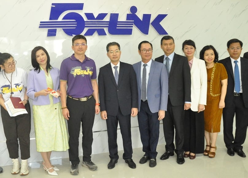 Bí thư Thành ủy Đà Nẵng Nguyễn Văn Quang (thứ tư, bên trái) chụp ảnh chung với lãnh đạo Foxlink Đà Nẵng, ngày 16/2/2024. Ảnh do báo Đà Nẵng cung cấp.