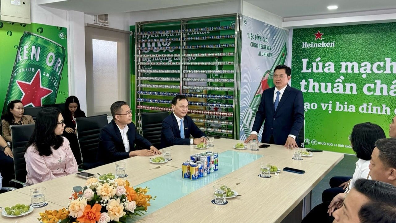 Danang People’s Council Vice Chairman Tran Phuoc Son speaks at a working session with Heineken executives and employees in the central Vietnam city, February 16, 2024. Photo courtesy of Danang newspaper.