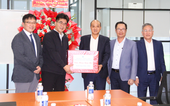 Danang Vice Chairman Le Quang Nam (third right) meets with ICT Vina executives in the central Vietnam city, February 16, 2024. Photo courtesy of Danang newspaper.