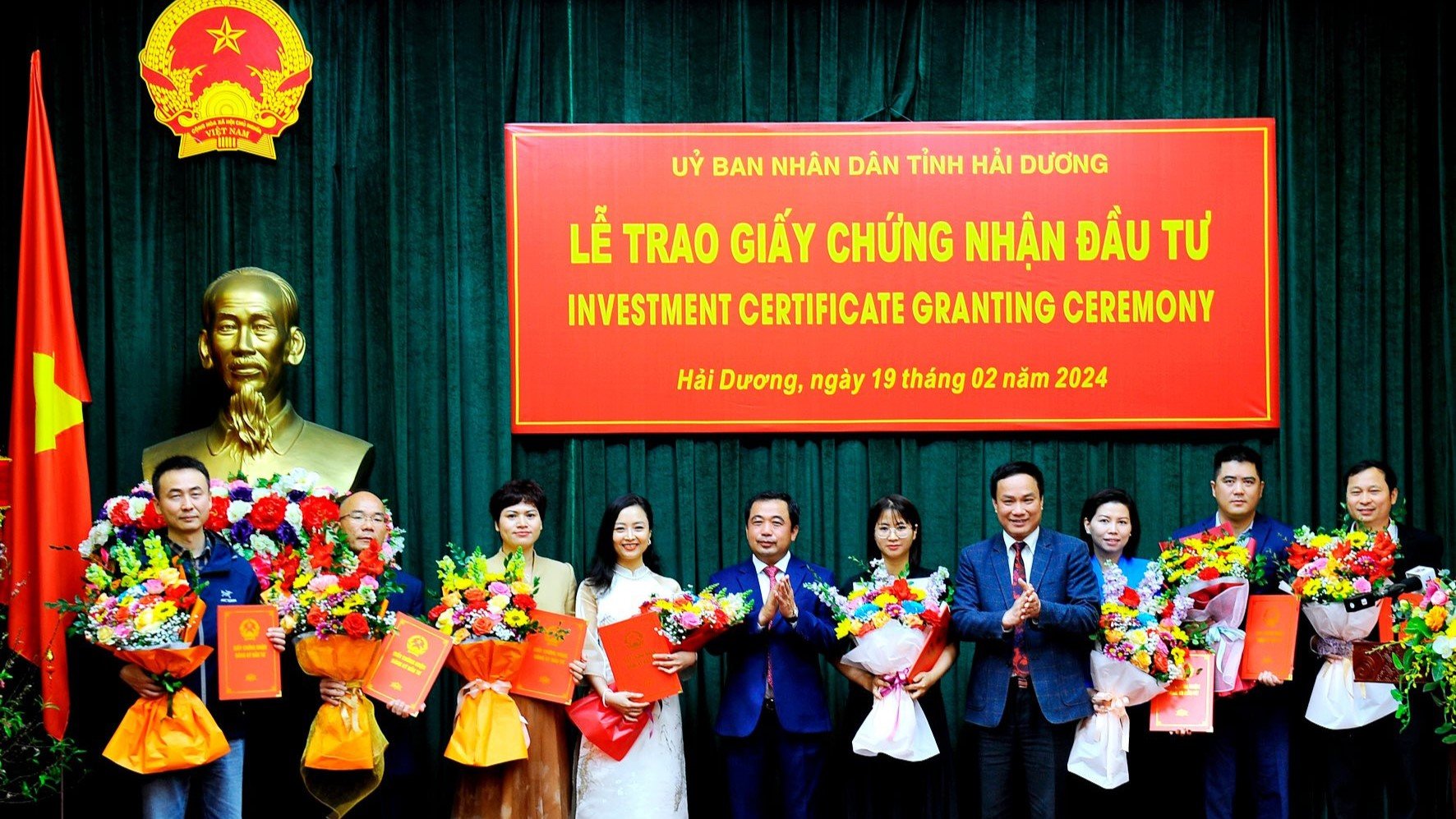 Hai Duong Chairman Trieu The Hung (right) and Tran Duc Thang, Secretary of the provincial Party Committee applaud the granting of investment certificates in Hai Duong province, northern Vietnam, February 19, 2024. Photo courtesy of Hai Duong newspaper.