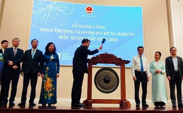 Deputy Minister of Finance Nguyen Duc Chi beats the gong to launch stock trading in the Lunar New Year, Ho Chi Minh City, February 19, 2024.